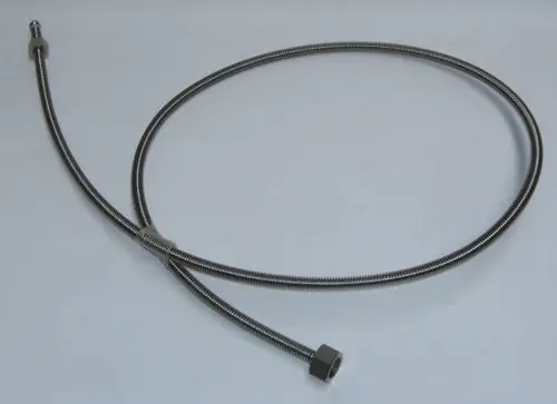 Edelstahl-Wellrohr mit zwei Anschlussenden, für Daikin-Anwendungen geeignet. Flexibel und geformt für den Transport von Fluiden in Heizsystemen.